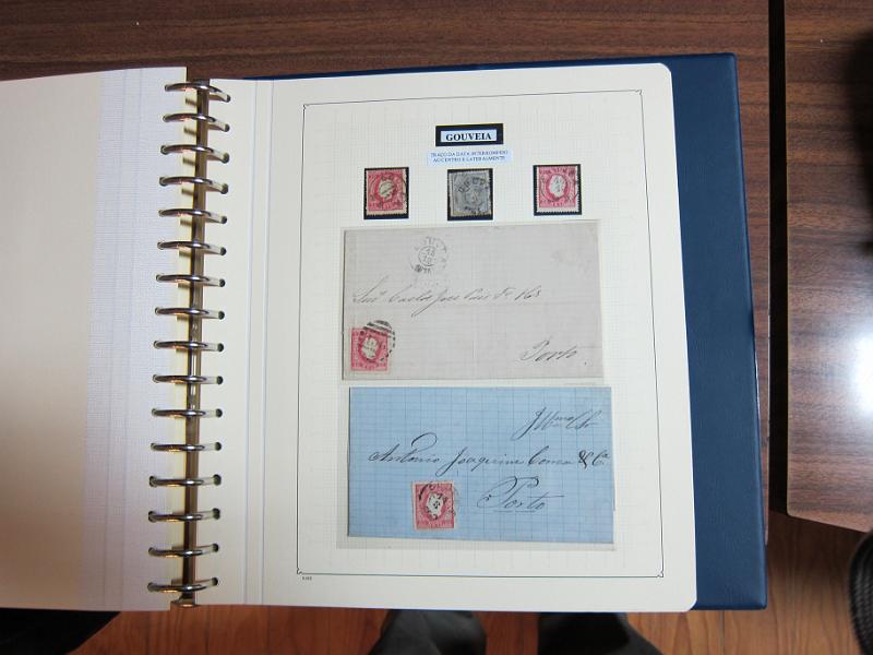 0019 (114).JPG -     Lote:    19      Marcofilia      Lotes Especiais       Descrição:         Portugal. Colecção especializada de carimbos de duplo círculo, tipo 1852, montada em 4 álbuns Lindner, com selos de diversas emissões e cartas, com estudo minucioso de cada marca. Lote a ver.         Lote       Valor Base:     &euro; 2.500,00     Valor Venda:     Retirado     